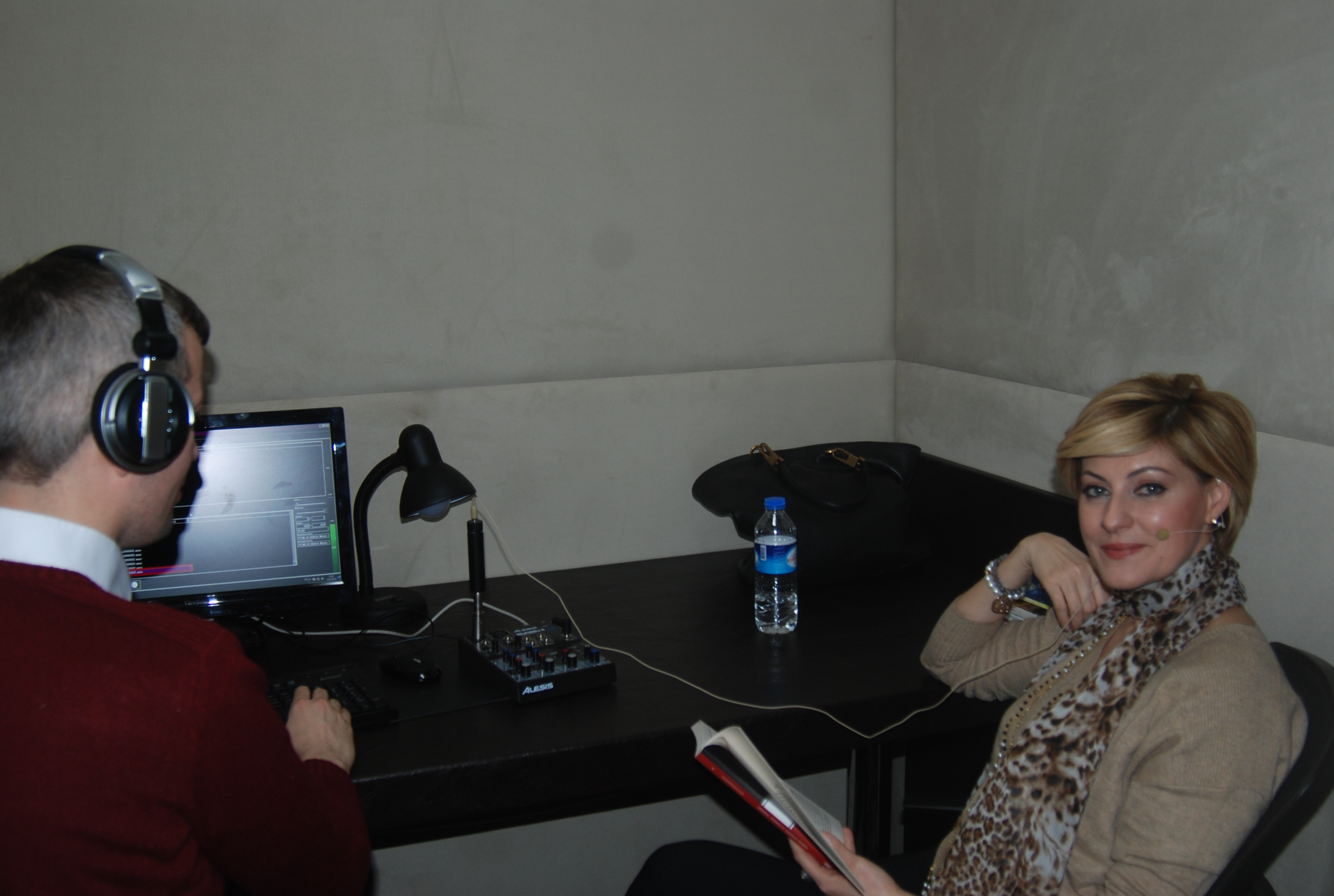 T C Bagcilar Belediyesi Resmi Web Sitesi Defne Sarisoy Gorme Engelliler Icin Kitap Seslendirdi