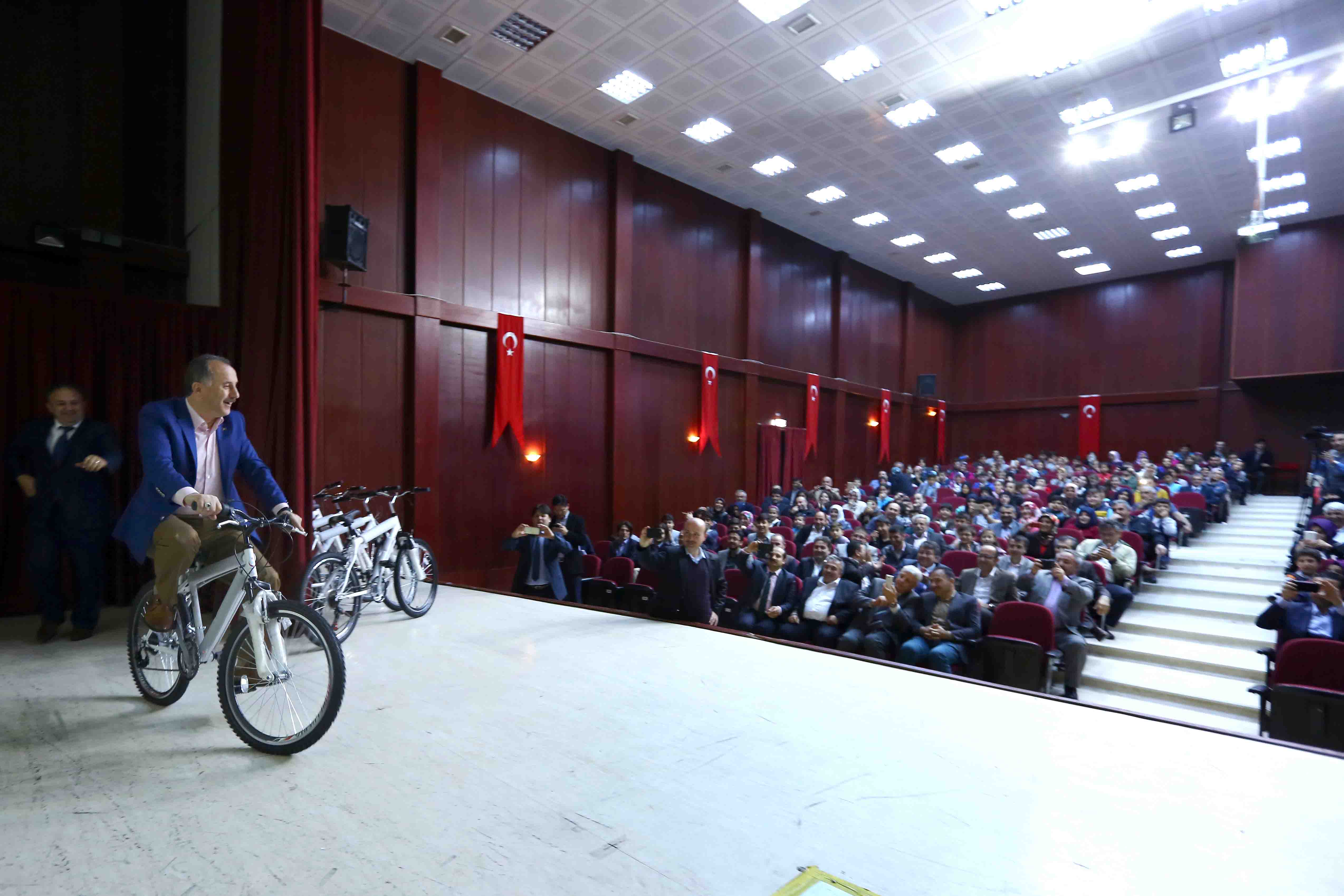 Bakanligin Ucretsiz Dagittigi Bisikletleri Ogrenciler Satisa Cikardi Diyarbakir