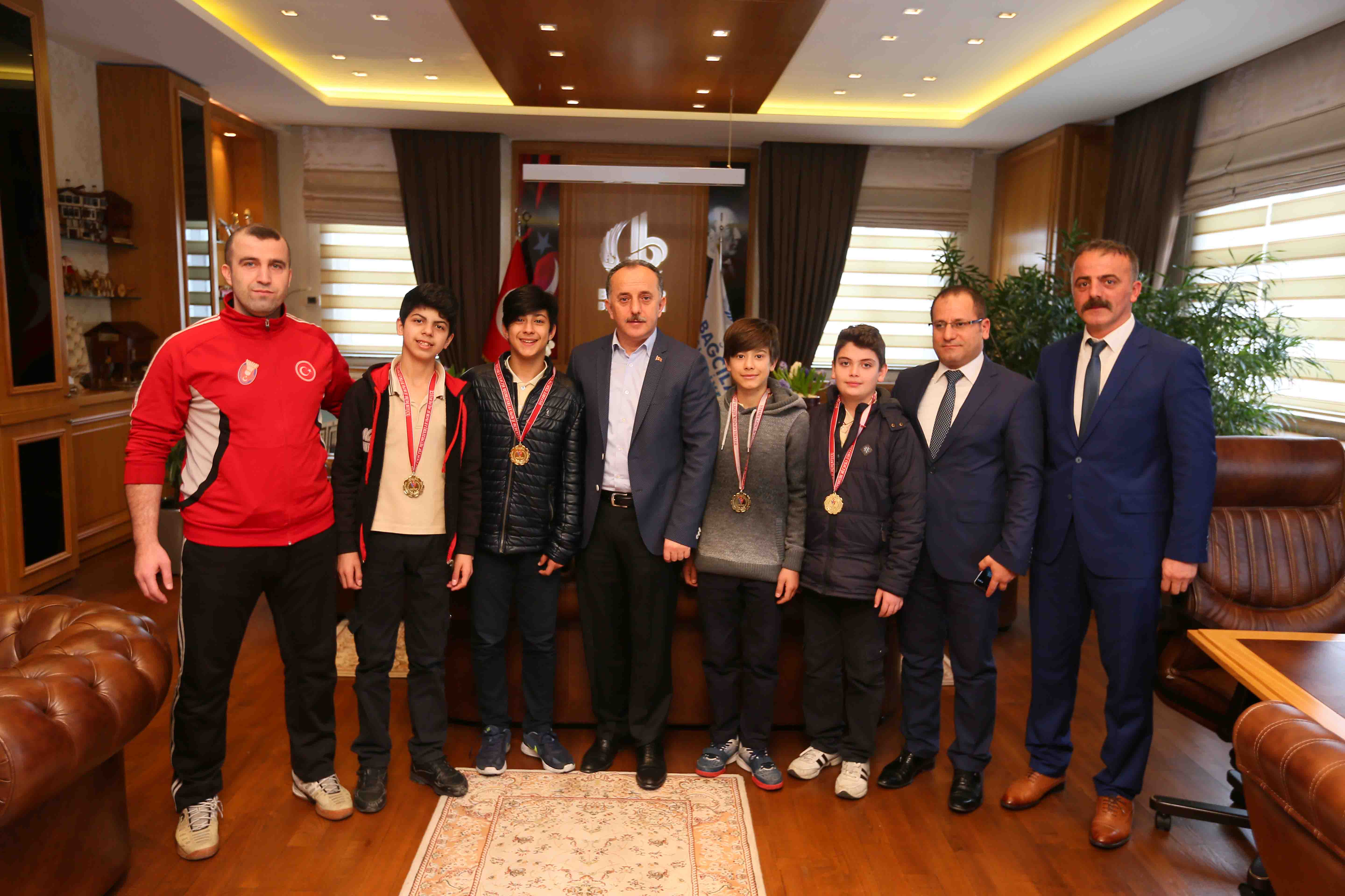 t c bagcilar belediyesi resmi mobil web sitesi badminton sampiyonlari baskan cagirici yi ziyaret etti