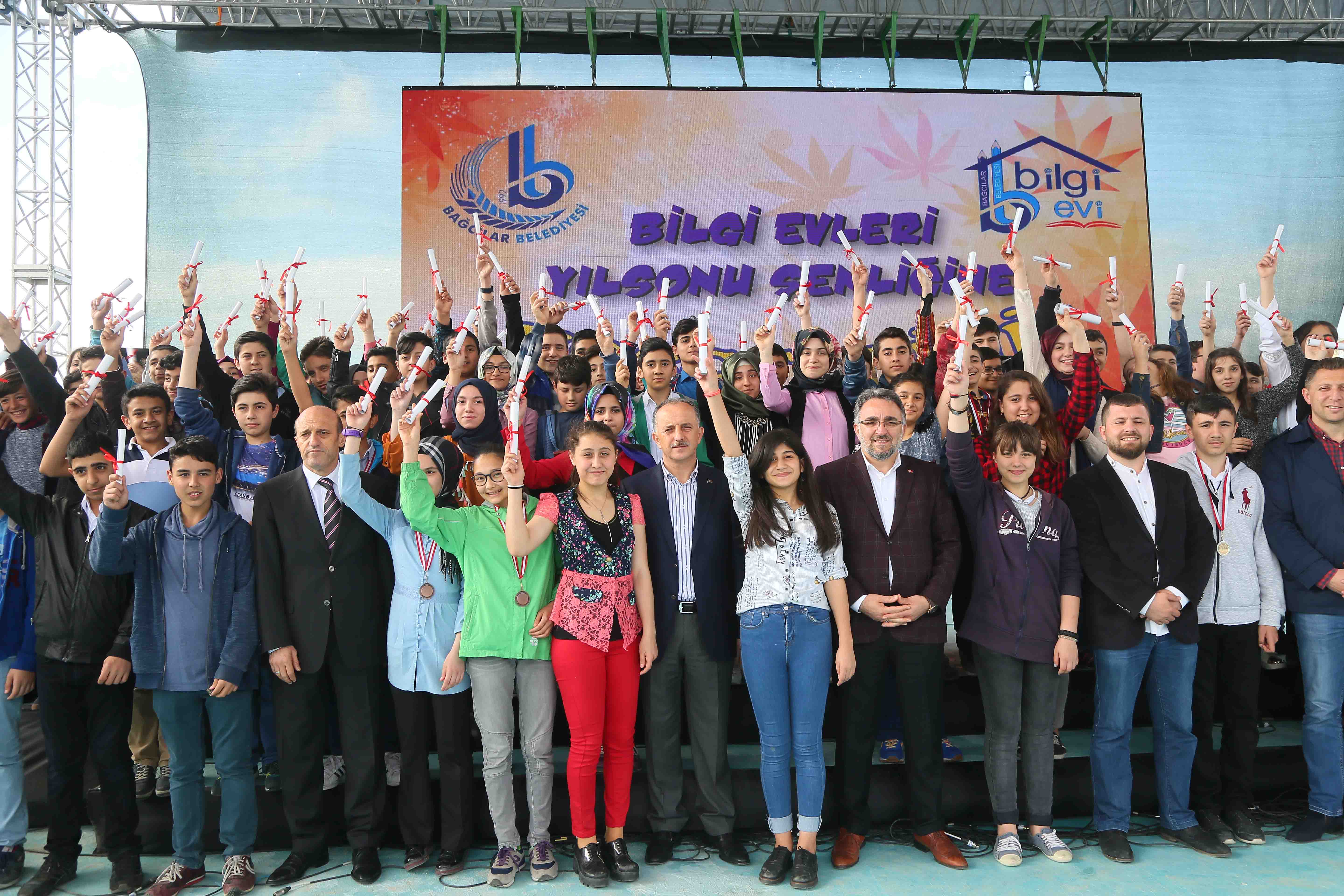 T C Bagcilar Belediyesi Resmi Mobil Web Sitesi Bilgi Evi Ogrencilerinden Yilsonu Senligi