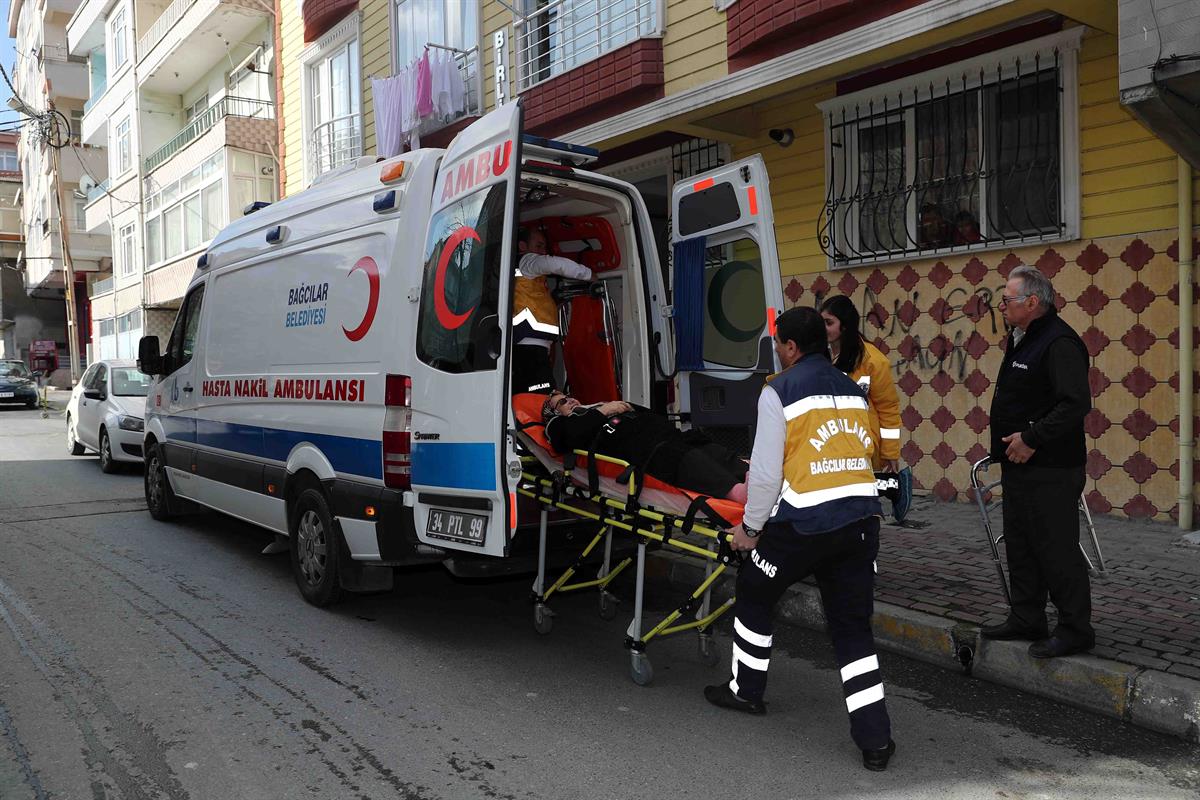 T C Bagcilar Belediyesi Resmi Mobil Web Sitesi Ambulans Ekibi Tasidiklari Hastalarla Aile Gibi Oldu
