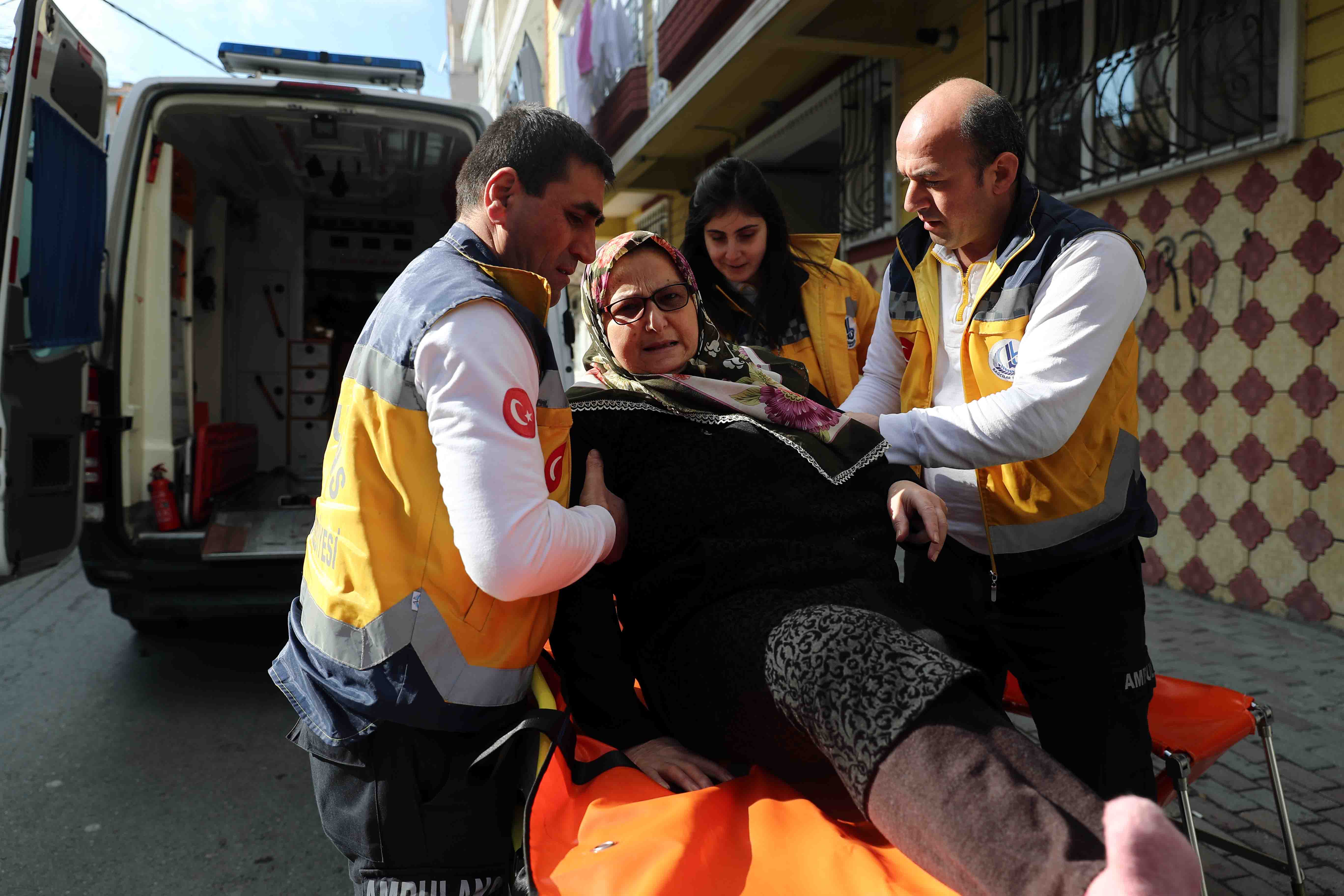 T C Bagcilar Belediyesi Resmi Mobil Web Sitesi Ambulans Ekibi Tasidiklari Hastalarla Aile Gibi Oldu