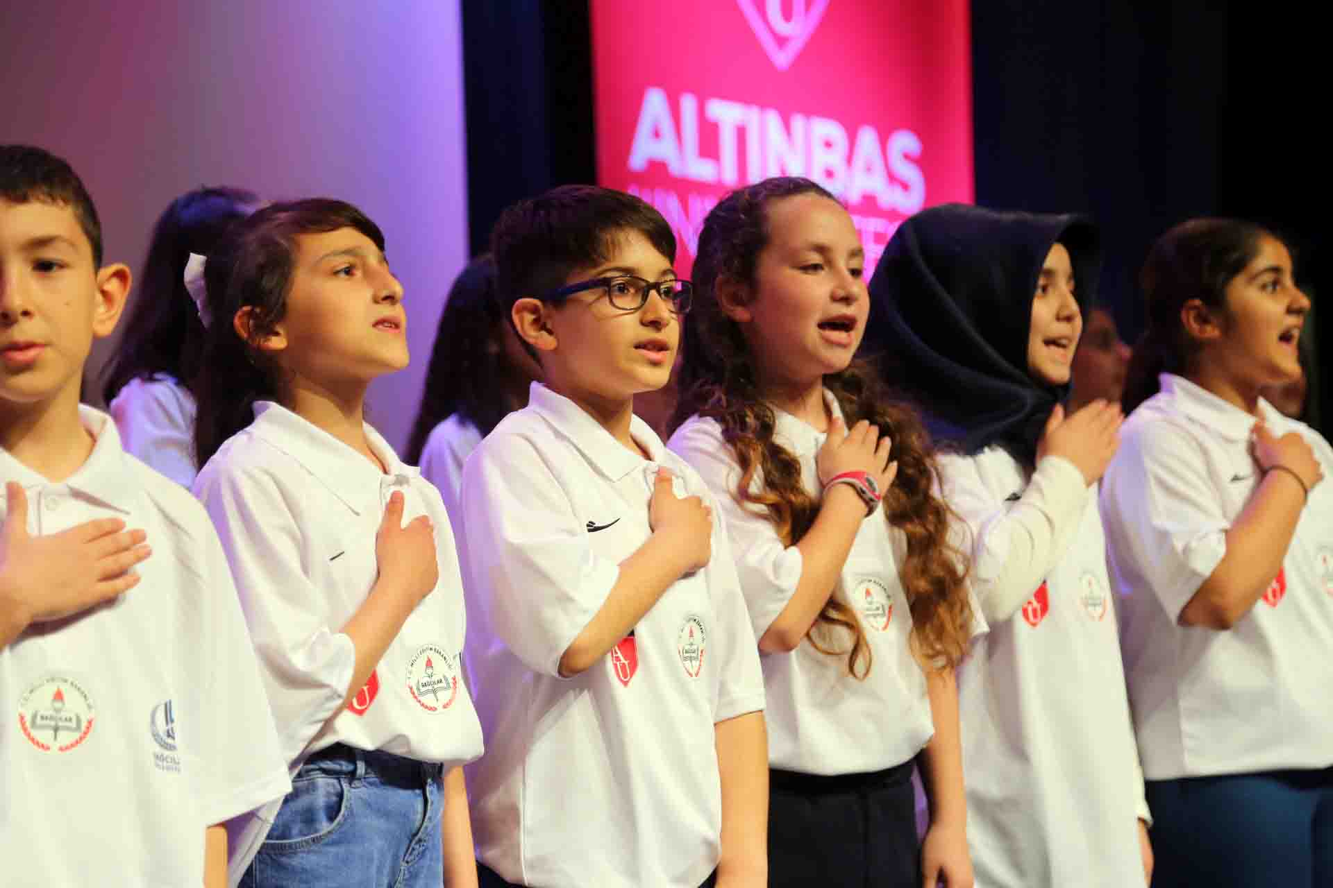 T C Bagcilar Belediyesi Resmi Mobil Web Sitesi Bagcilarli Cocuklar Fransizca Ve Ingilizce Sarkilarla Konser Verdi