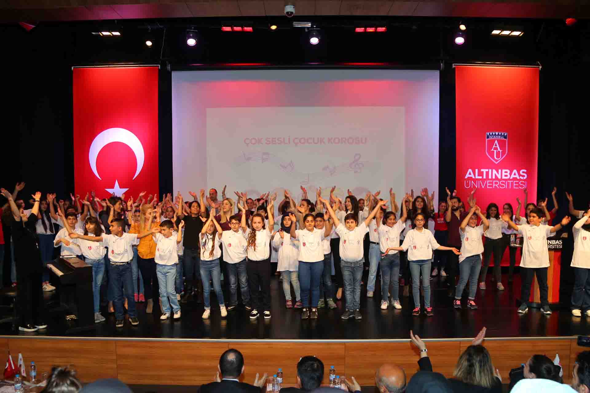 T C Bagcilar Belediyesi Resmi Mobil Web Sitesi Bagcilarli Cocuklar Fransizca Ve Ingilizce Sarkilarla Konser Verdi