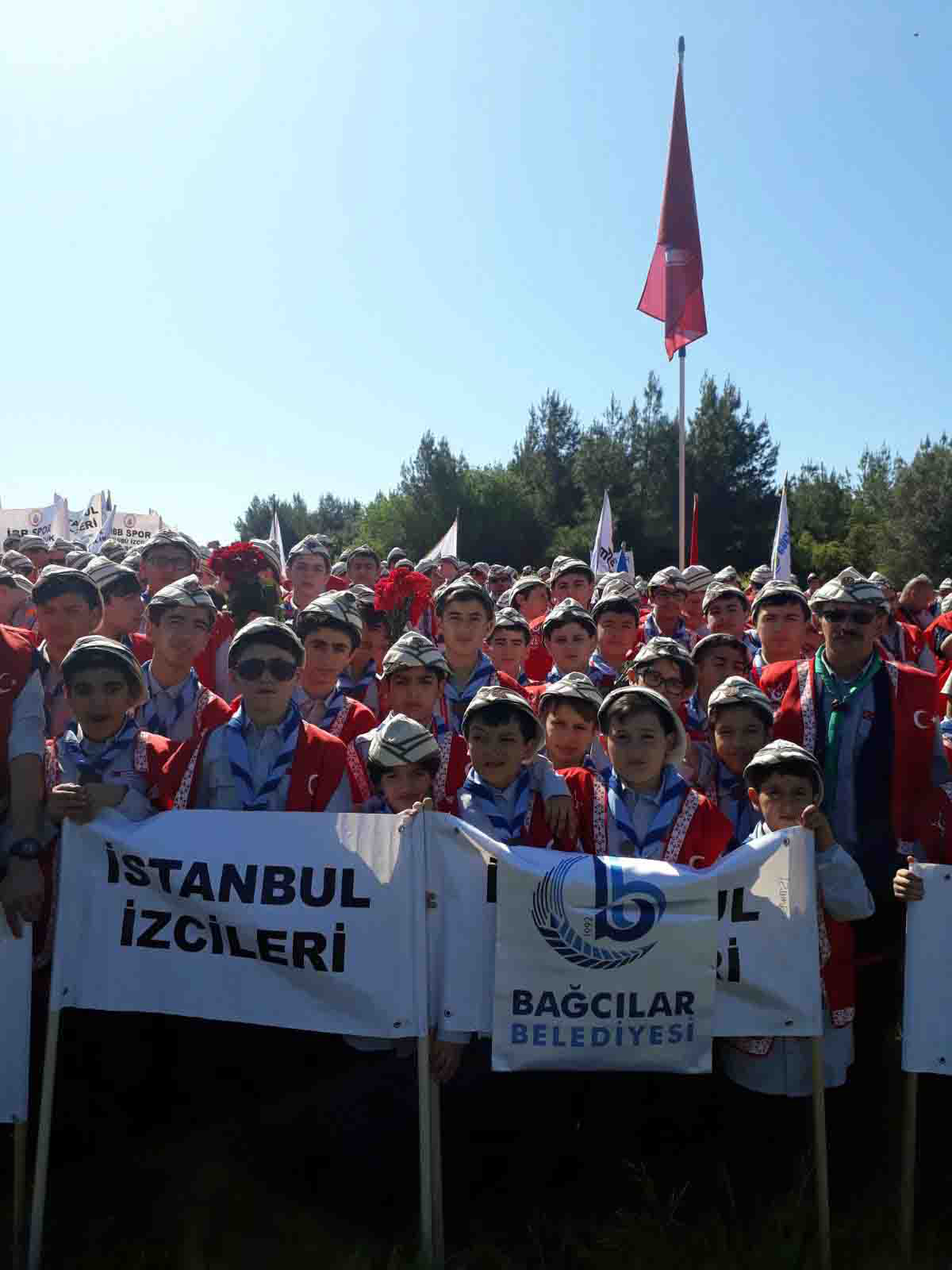 T C Bagcilar Belediyesi Resmi Mobil Web Sitesi Bagcilarli Izciler Canakkale Sehitlerini Ziyaret Etti