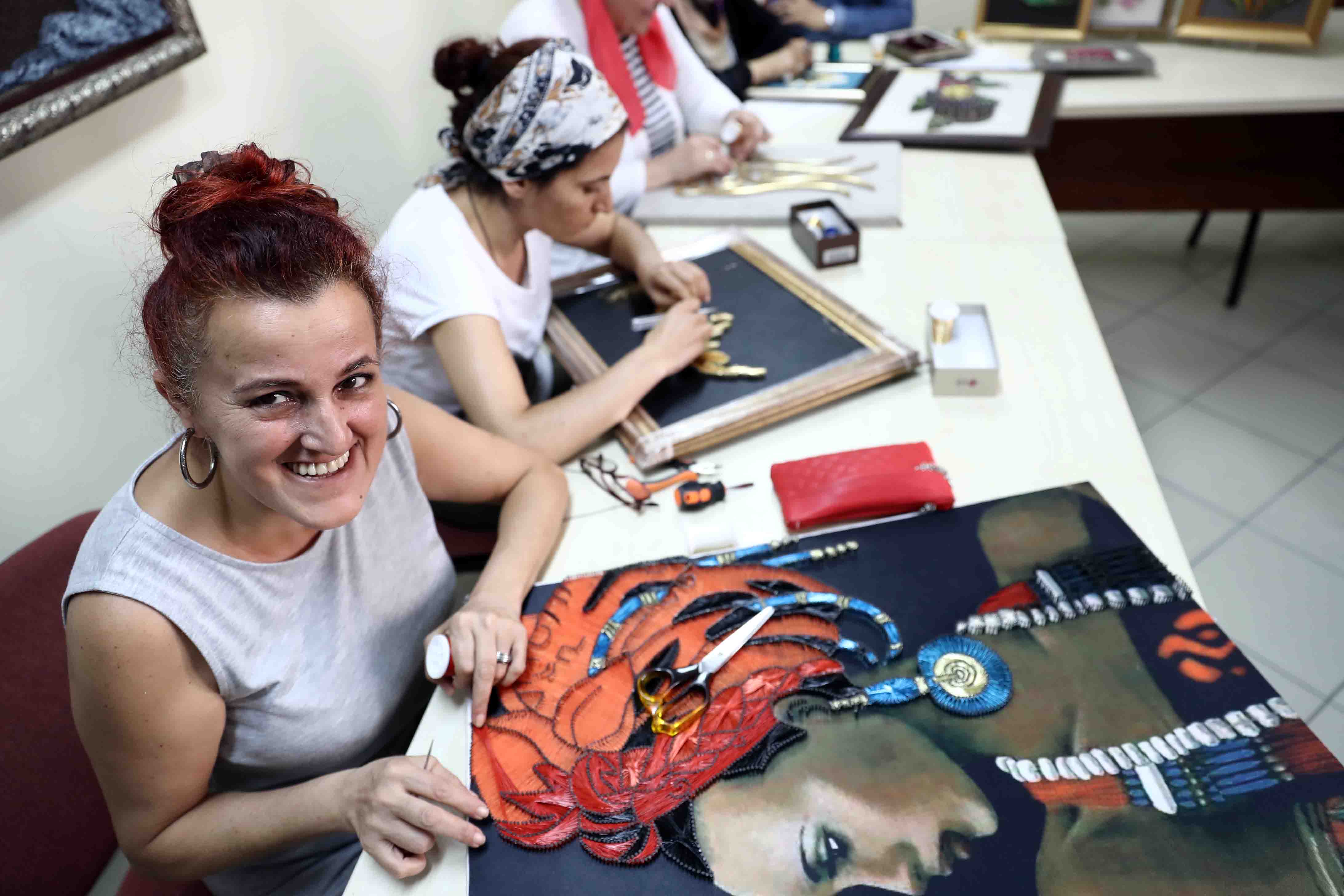 Ev kadınları sanatla stres atıyor Ev kadınları sanatla stres atıyor
