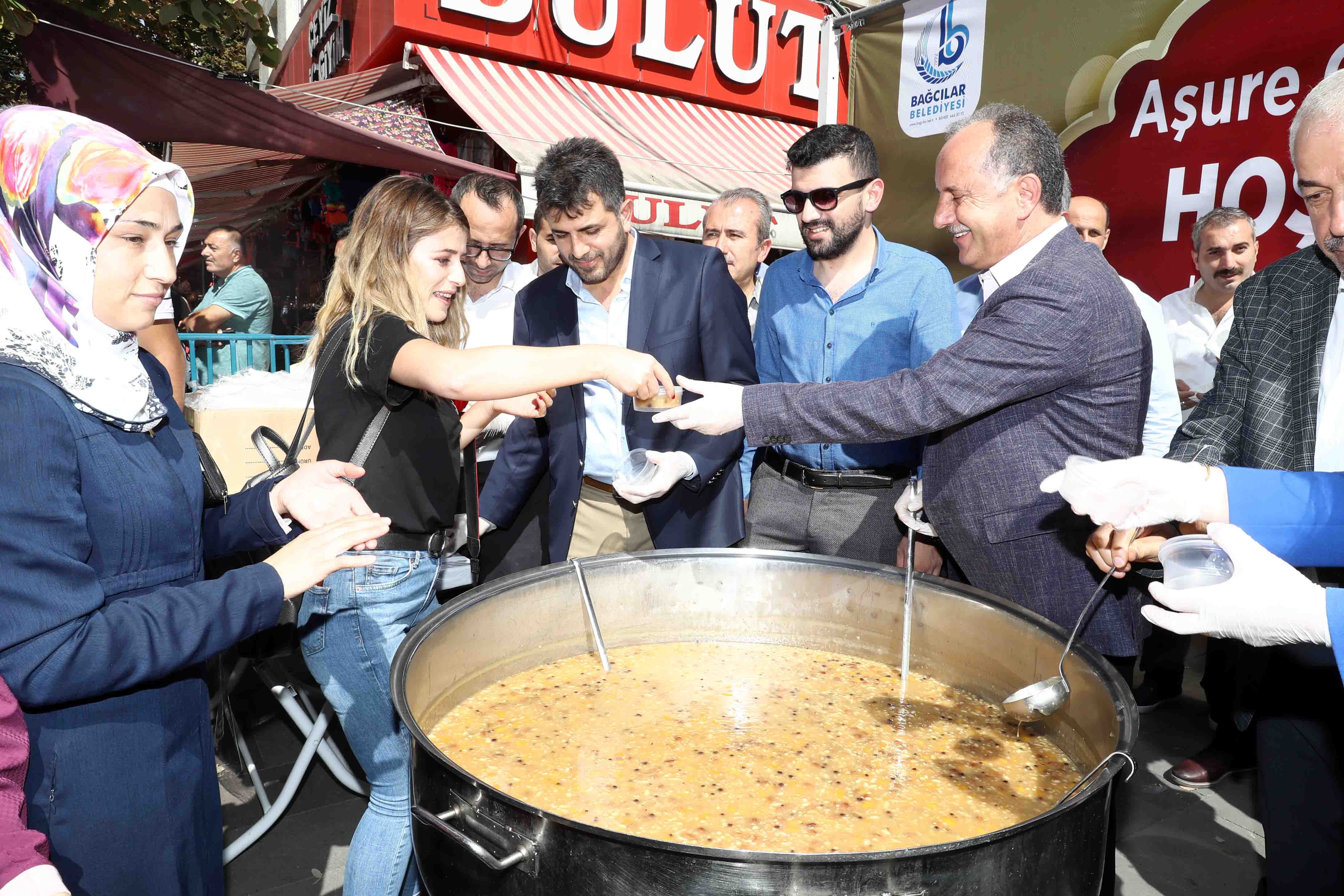 20 bin aşure dağıtıldı 20 bin aşure dağıtıldı