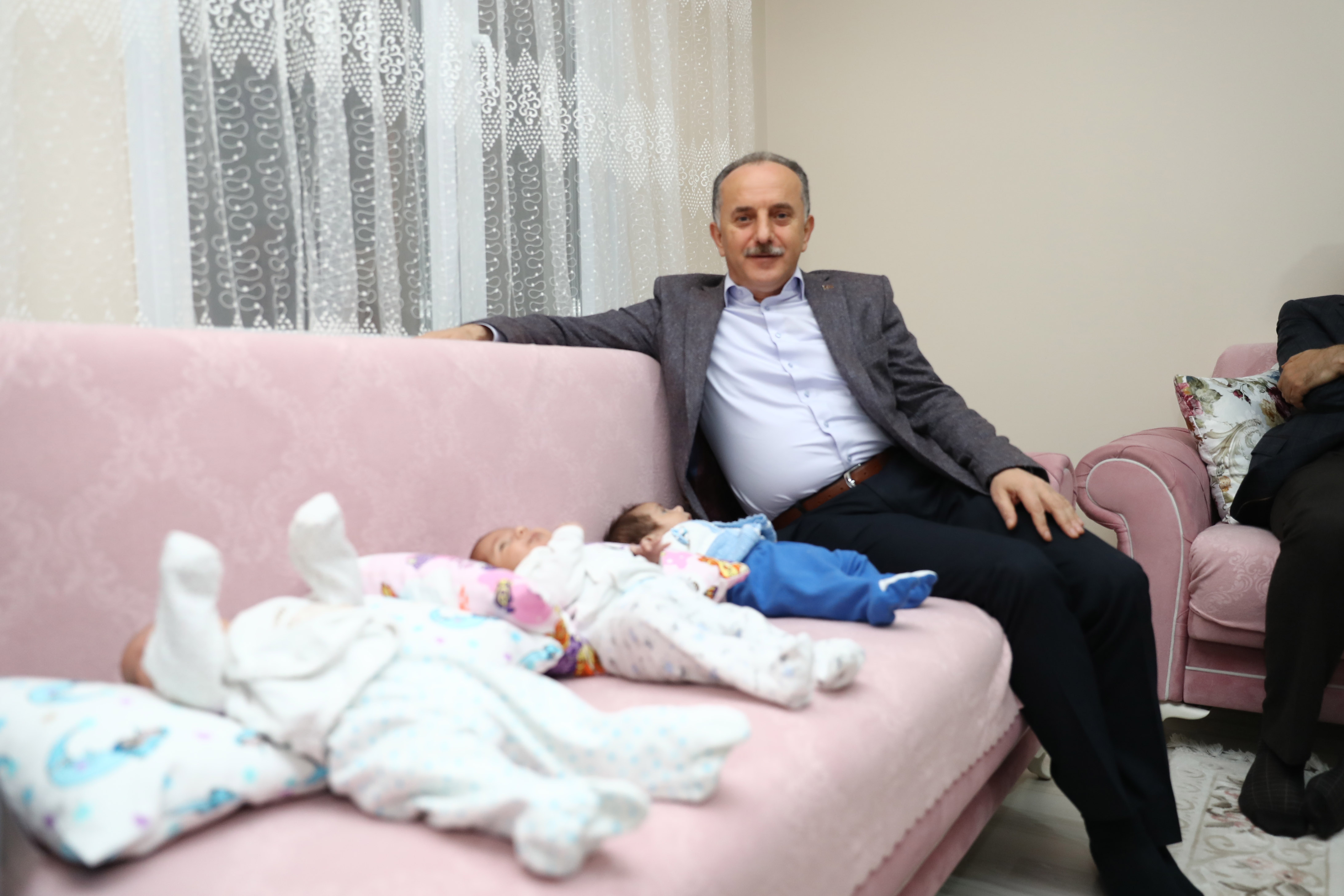 t c bagcilar belediyesi resmi mobil web sitesi baskan cagirici bagcilarli ucuzleri ziyaret etti
