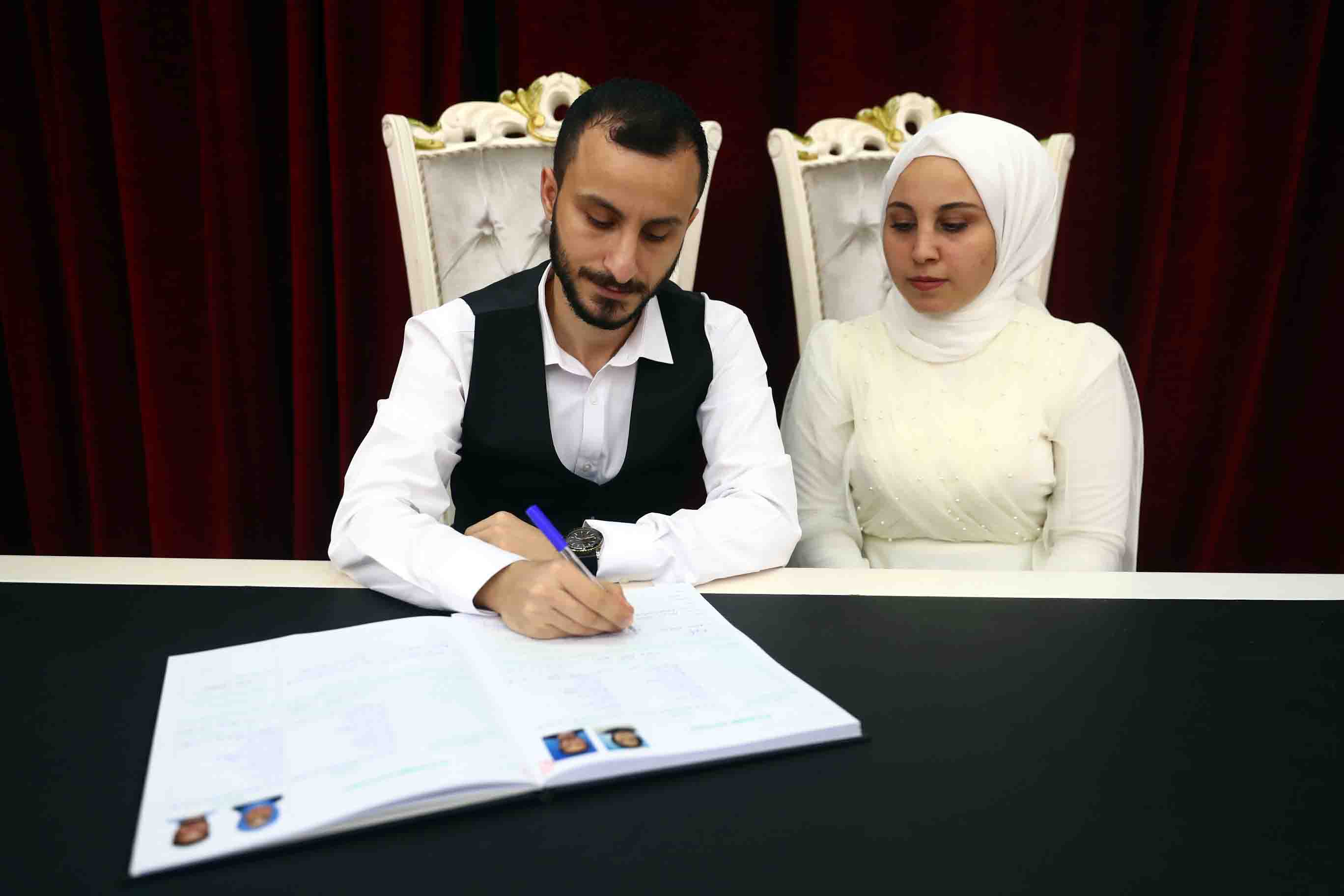 T C Bagcilar Belediyesi Resmi Mobil Web Sitesi Universiteyi Bitirdi Toplu Nikahla Evlendi