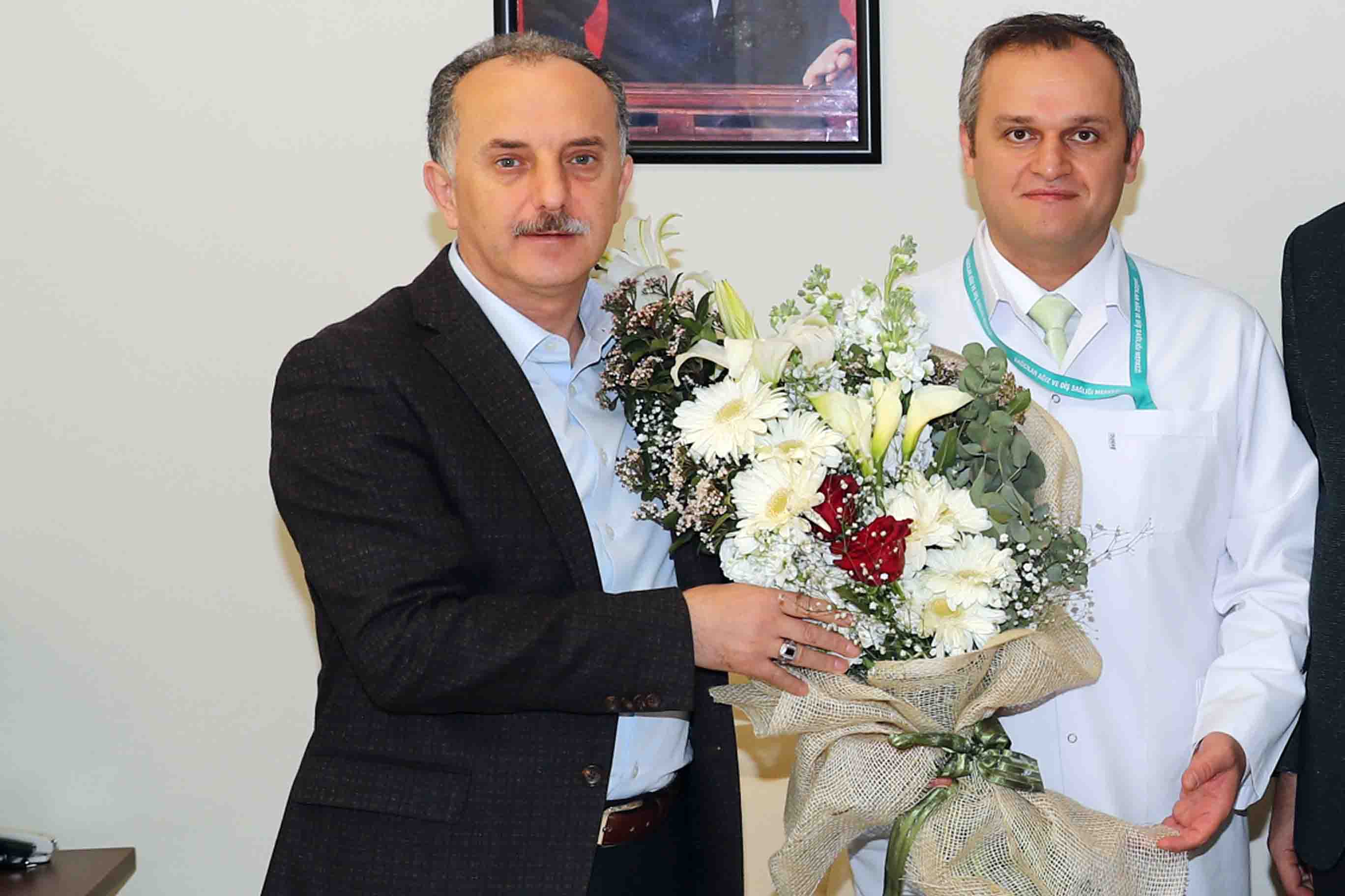 T C Bagcilar Belediyesi Resmi Web Sitesi Baskan Cagirici Saglik Calisanlarini Ziyaret Ederek Bayramlarini Kutladi