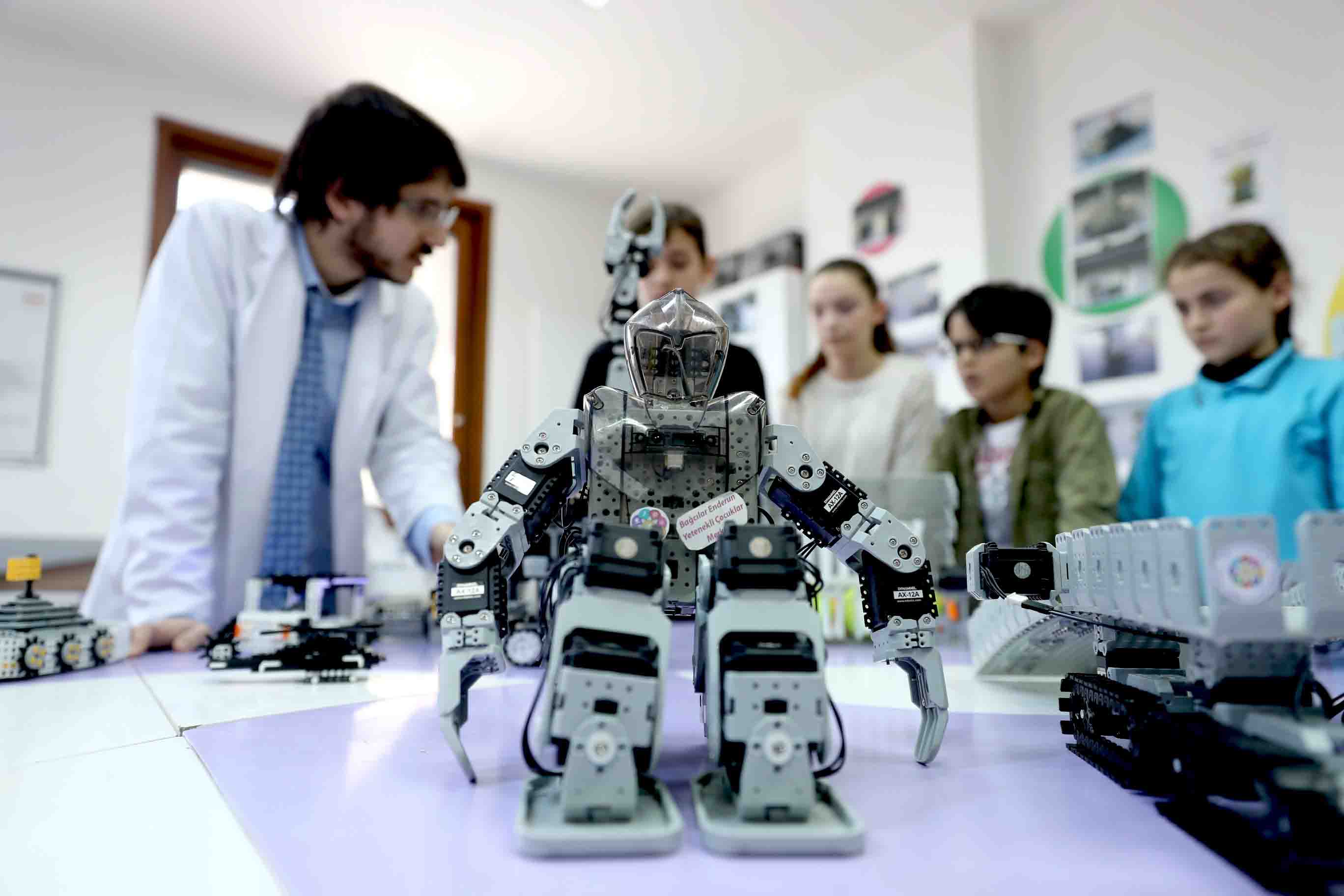 t c bagcilar belediyesi etkinlik ajandasi ogrencilerden hayati kolaylastiran 40 robot