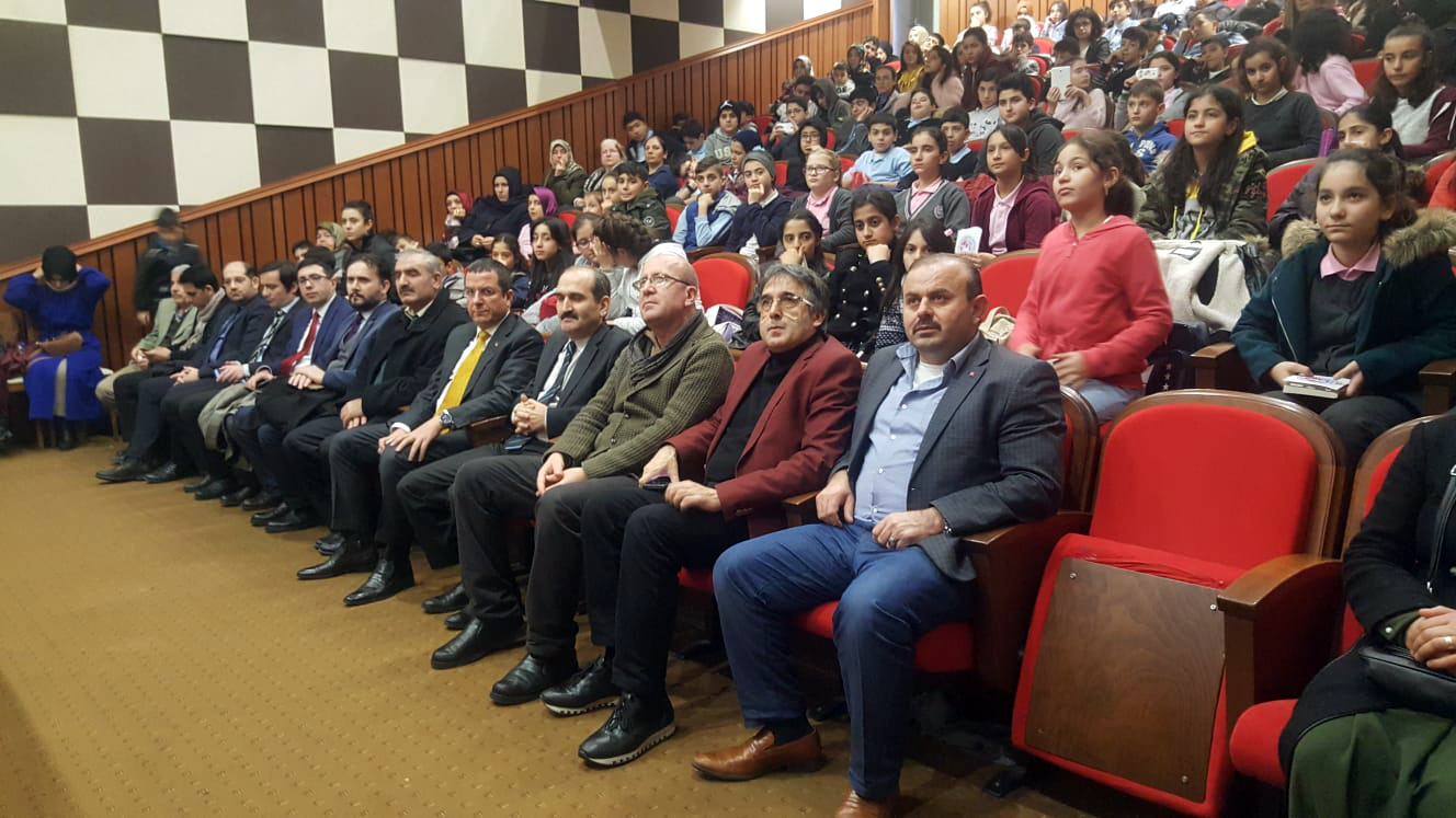 t c bagcilar belediyesi etkinlik ajandasi yazar aziz erdogan genclere mehmet akif ersoy u anlatti