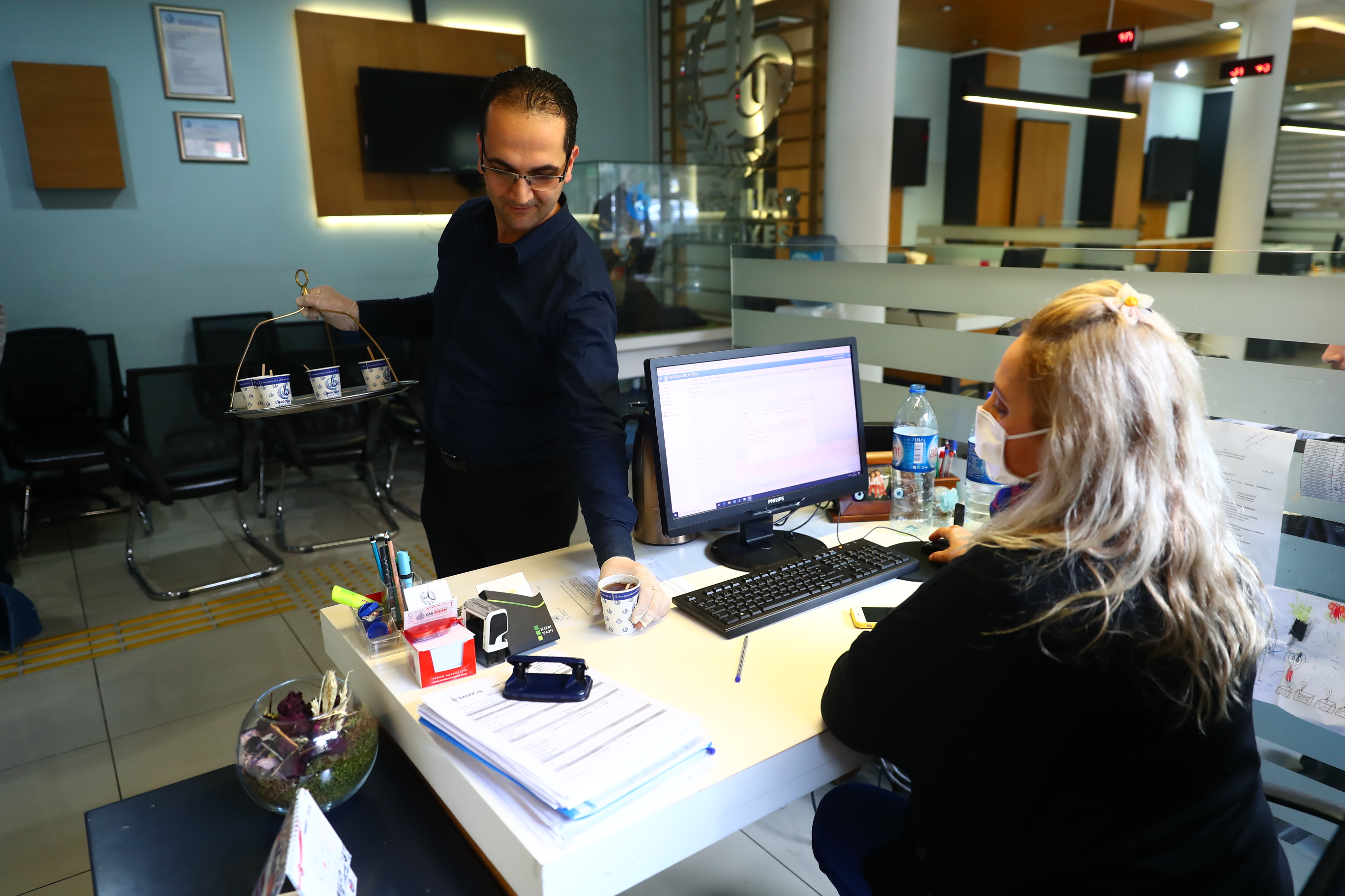 T C Bagcilar Belediyesi Resmi Web Sitesi Bagcilar Belediyesi Nde Cam Bardak Yerine Kartona Gecildi