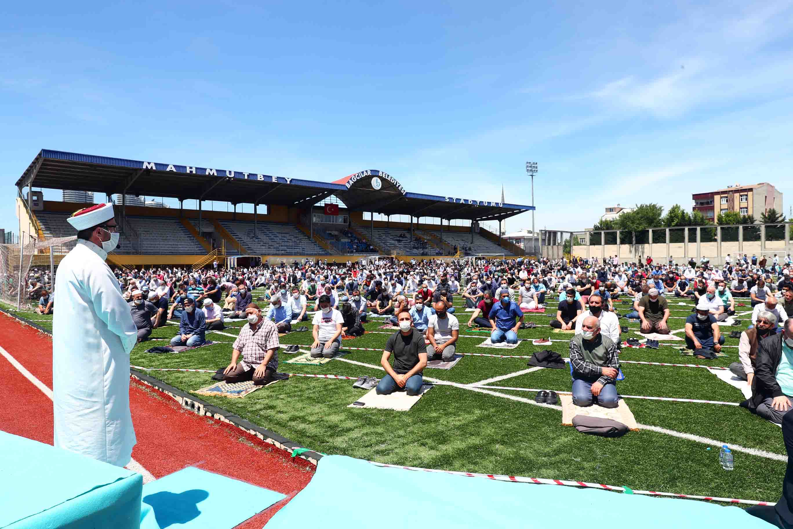 Bagcilar Da 3 Bin Kisilik Cemaat Cuma Namazini Stadyumda Kildi